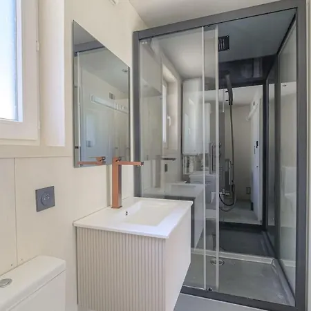 Apartment Tiny-house Atypique, 4 Personnes, Saint-didier